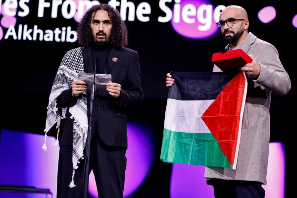 H καταγγελτική ομιλία του Παλαιστίνιου σκηνοθέτη Αμπνταλάχ Αλ-Κατίμπ στην Berlinale – Αποχώρησε Γερμανός υπουργός