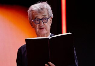 Μπερλινάλε: Πολιτικές αιχμές, Χρυσή Άρκτος στον Ίλκερ Τσατάκ και η απάντηση Βέντερς για τον ρόλο του σινεμά