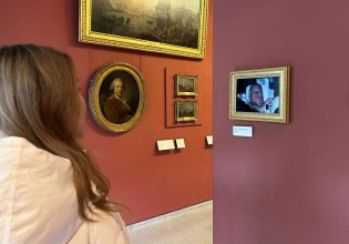 Τώρα ιδρώνει: Η φωτογραφία του έκπτωτου πρίγκιπα Άντριου μετά τη σύλληψή του έγινε «έργο τέχνης» στο Λούβρο