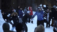 Νέα Υόρκη: Η χιονοθύελλα «πάγωσε» τα πάντα αλλά μικροί και μεγάλοι το απόλαυσαν παίζοντας χιονοπόλεμο