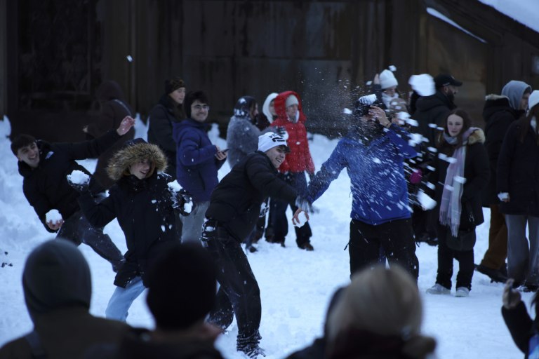 Νέα Υόρκη: Η χιονοθύελλα «πάγωσε» τα πάντα αλλά μικροί και μεγάλοι το απόλαυσαν παίζοντας χιονοπόλεμο