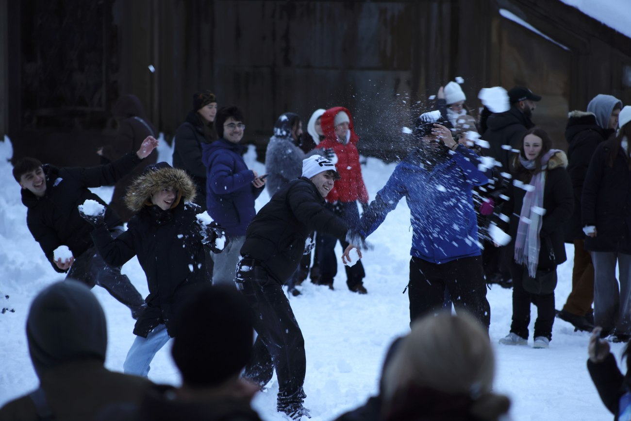 Νέα Υόρκη: Η χιονοθύελλα «πάγωσε» τα πάντα αλλά μικροί και μεγάλοι το απόλαυσαν παίζοντας χιονοπόλεμο