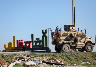 Η μεγάλη έξοδος: Ο αμερικανικός στρατός αρχίζει να αποχωρεί από την κύρια βάση του στη βορειοανατολική Συρία