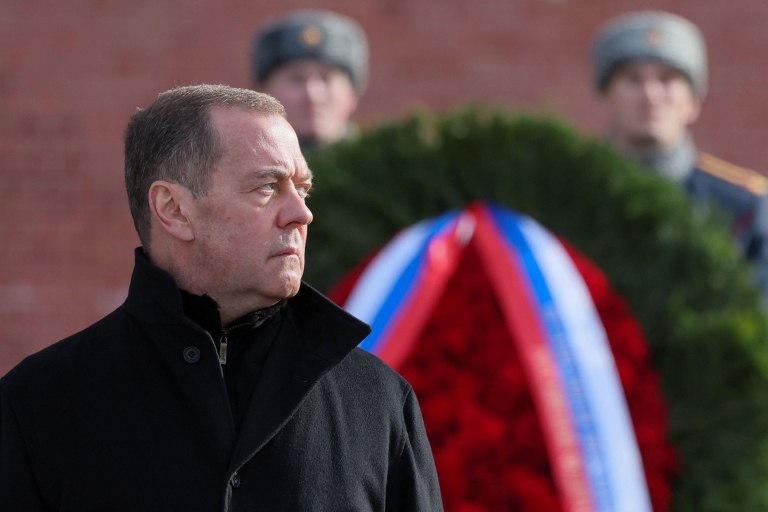 Ο Μεντβέντεφ απειλεί Βρετανία και Γαλλία με πυρηνικό πλήγμα – Αν δώσουν ατομικό όπλο στην Ουκρανία