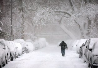Νέα Υόρκη: «Από τη δεκαετία του ’60» έχει να πέσει τόσο χιόνι – Δείτε φωτογραφίες και βίντεο