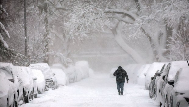Νέα Υόρκη: «Από τη δεκαετία του ’60» έχει να πέσει τόσο χιόνι – Δείτε φωτογραφίες και βίντεο