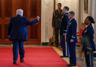 Οι κερδισμένοι και οι χαμένοι από τις αλλαγές στους δασμούς Τραμπ