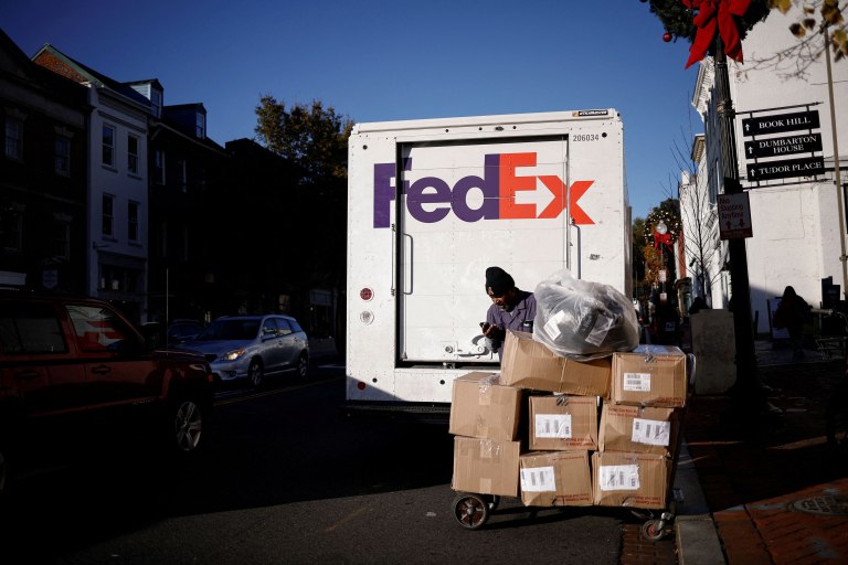 ΗΠΑ: Η εταιρεία ταχυμεταφορών FedEx κατέθεσε αγωγή για να της επιστραφούν δασμοί και ακολουθούν κι άλλοι