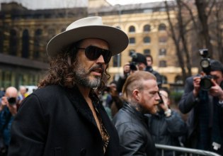 Ράσελ Μπραντ: Δήλωσε αθώος για δύο νέες κατηγορίες βιασμού – Στο μικροσκόπιο το ενδεχόμενο συνεκδίκασης