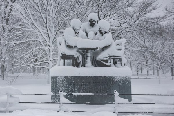ΗΠΑ: Τα προβλήματα λόγω του χιονιά παραμένουν στα βορειοανατολικά – Διακοπές ρεύματος, κλειστά σχολεία