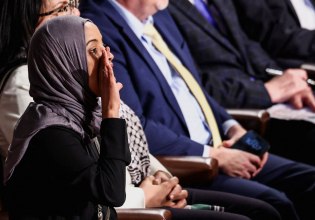 «Σκοτώνετε Αμερικανούς»: Η Ιλχάν Ομάρ των Δημοκρατικών, διέκοψε το αντιμεταναστευτικό παραλήρημα του Τραμπ