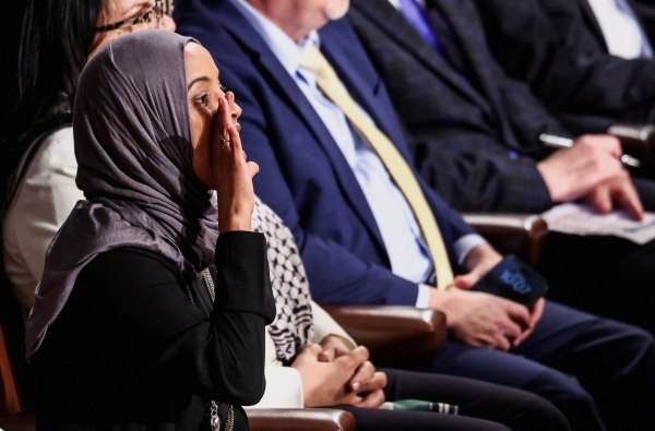 «Σκοτώνετε Αμερικανούς»: Η Ιλάν Ομάρ των Δημοκρατικών, διέκοψε το αντιμεταναστευτικό παραλήρημα του Τραμπ