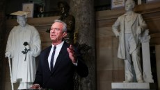 Το Lancet προειδοποιεί πως η «επίθεση Κένεντι στην επιστήμη μπορεί να χρειαστεί γενιές να αναστραφεί»