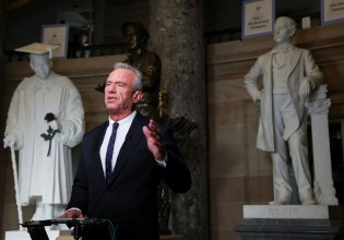 Το Lancet προειδοποιεί πως η «επίθεση Κένεντι στην επιστήμη μπορεί να χρειαστεί γενιές να αναστραφεί»