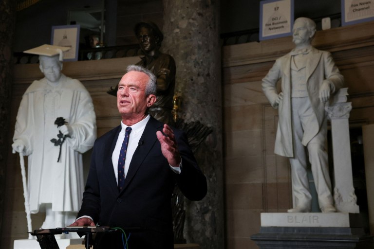 Το Lancet προειδοποιεί πως η «επίθεση Κένεντι στην επιστήμη μπορεί να χρειαστεί γενιές να αναστραφεί»