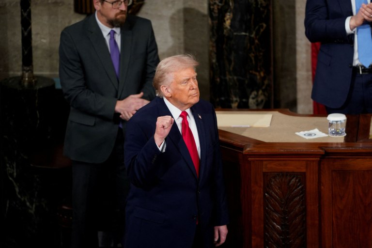 Δημοκρατικοί καταγγέλλουν πως αποκρύφθηκαν έγγραφα της υπόθεσης Έπσταϊν που αφορούσαν τον Τραμπ