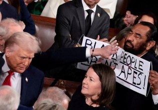 «Οι μαύροι δεν είναι πίθηκοι»: Δημοκρατικός βουλευτής αποβλήθηκε από την ομιλία Τραμπ επειδή σήκωσε πλακάτ