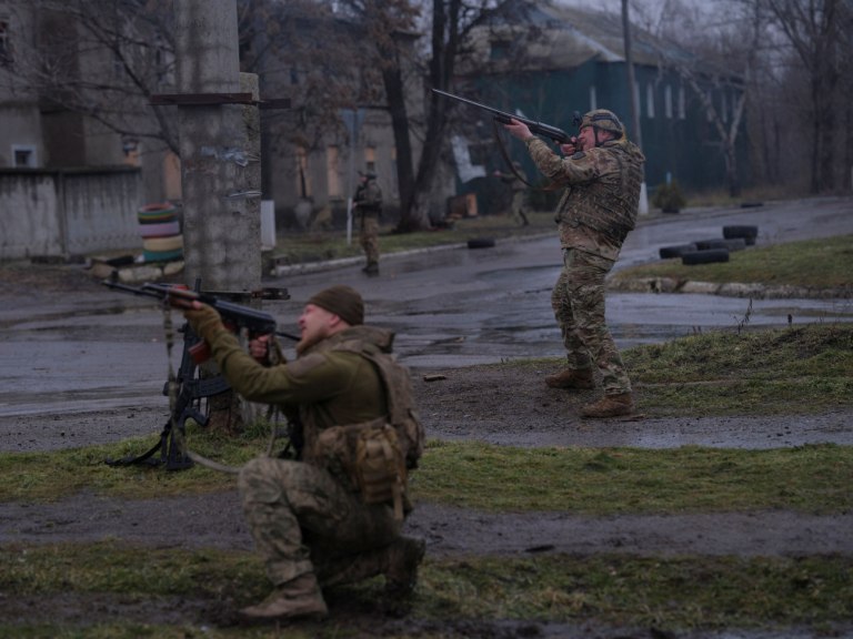 ΣΥΡΙΖΑ: «Η Ελλάδα έπρεπε να είχε πάρει πρωτοβουλίες» – Ανακοίνωση για τα τέσσερα χρόνια πολέμου στην Ουκρανία
