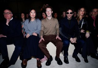 Η αλεπού στο παζάρι – Τι δουλειά είχε ο Μαρκ Ζούκερμπεργκ στην επίδειξη μόδας της Prada;