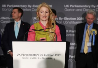 Βρετανία: Μια υδραυλικός κατόρθωσε να ανατρέψει τα εκλογικά σχέδια του Κιρ Στάρμερ