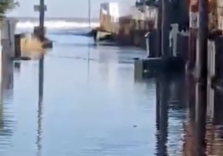 Λάρισα: Η θάλασσα βγήκε στη στεριά και «κατάπιε» αυλές και σπίτια