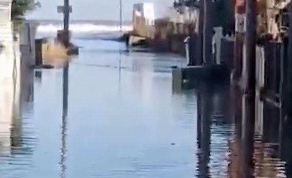 Λάρισα: Η θάλασσα βγήκε στη στεριά και «κατάπιε» αυλές και σπίτια