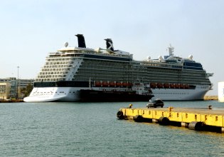 Αναστάτωση στον Πειραιά: Ακυβέρνητο κρουαζιερόπλοιο λόγω βλάβης – Το προσέδεσαν ρυμουλκά