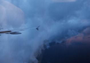 Επέστρεψε στην Αθήνα πτήση προς Ρόδο λόγω αναταράξεων – Δείτε βίντεο επιβάτη