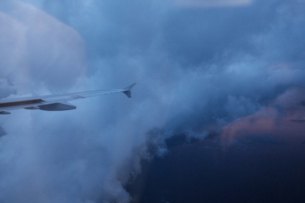 Επέστρεψε στην Αθήνα πτήση προς Ρόδο λόγω αναταράξεων – Δείτε βίντεο επιβάτη