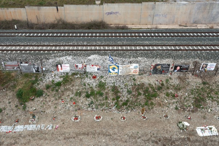 Τέμπη: Νέο αδιέξοδο με τις εκταφές – Τι ζητούν οι συγγενείς των θυμάτων