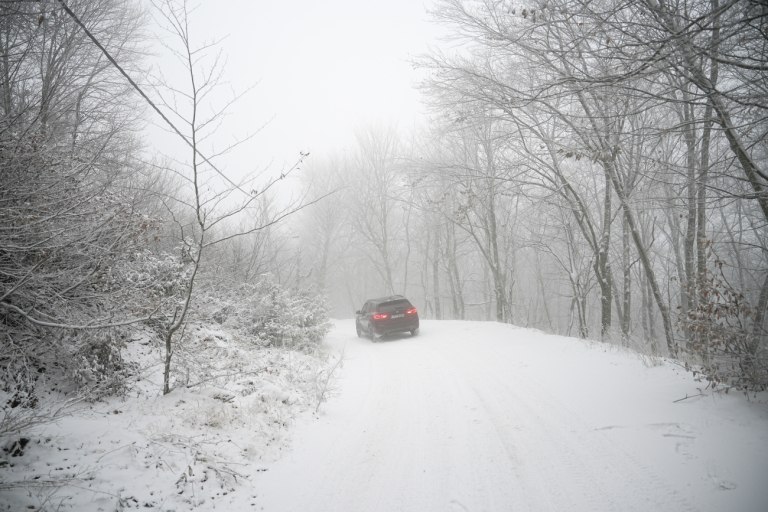 Κακοκαιρία: Πού χρειάζονται αλυσίδες στην Κ. Μακεδονία – Πού διακόπηκε η κυκλοφορία λόγω συγκέντρωσης υδάτων