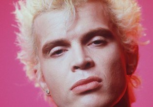 Ξανθός, ημίγυμνος, πάνκης, σπαρταριστός – Ο Billy Idol τα είχε όλα, και μετά τα «έκαψε με βουτάνιο»