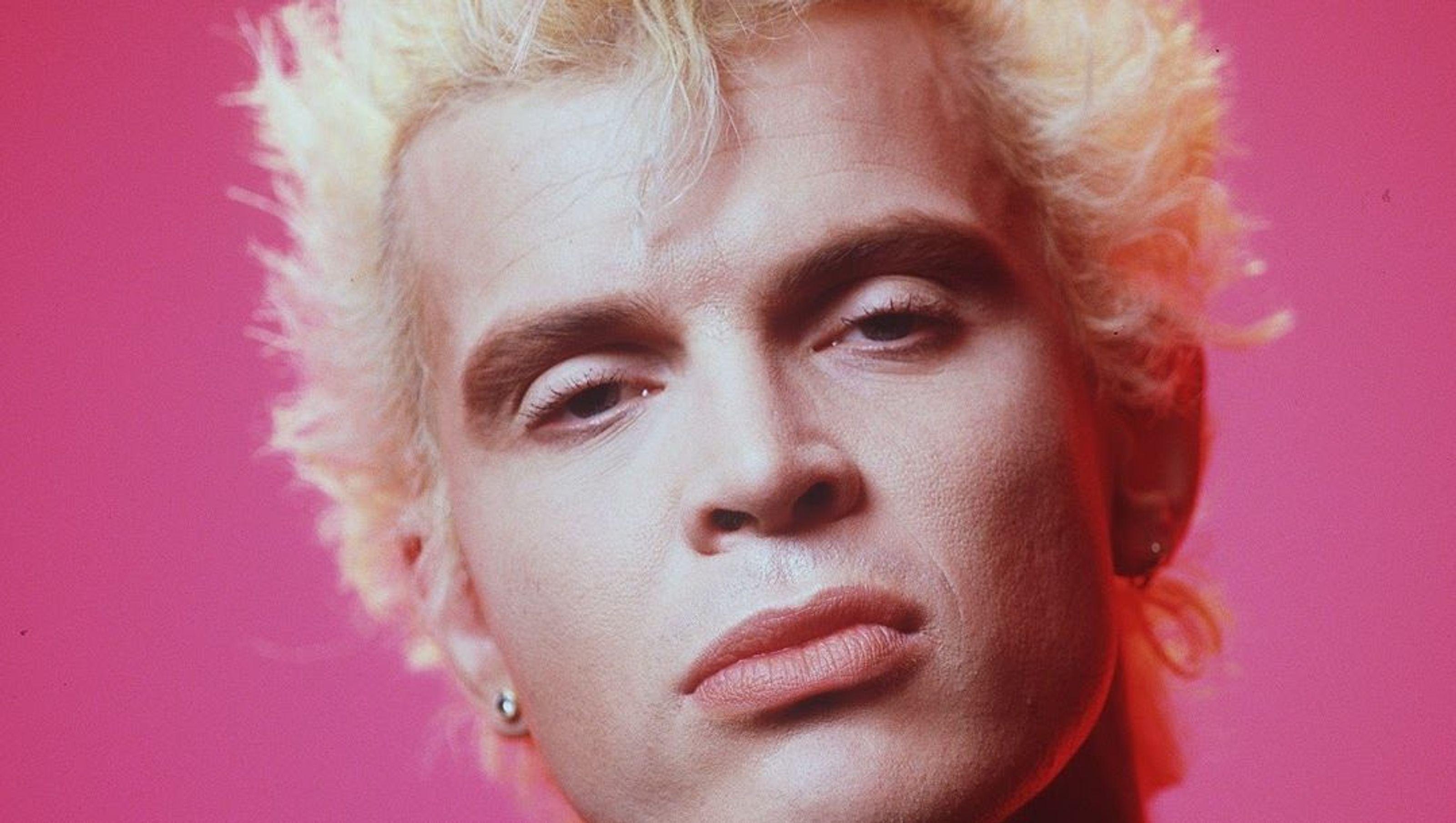 Ξανθός, ημίγυμνος, πάνκης, σπαρταριστός – Ο Billy Idol τα είχε όλα, και μετά τα «έκαψε με βουτάνιο»