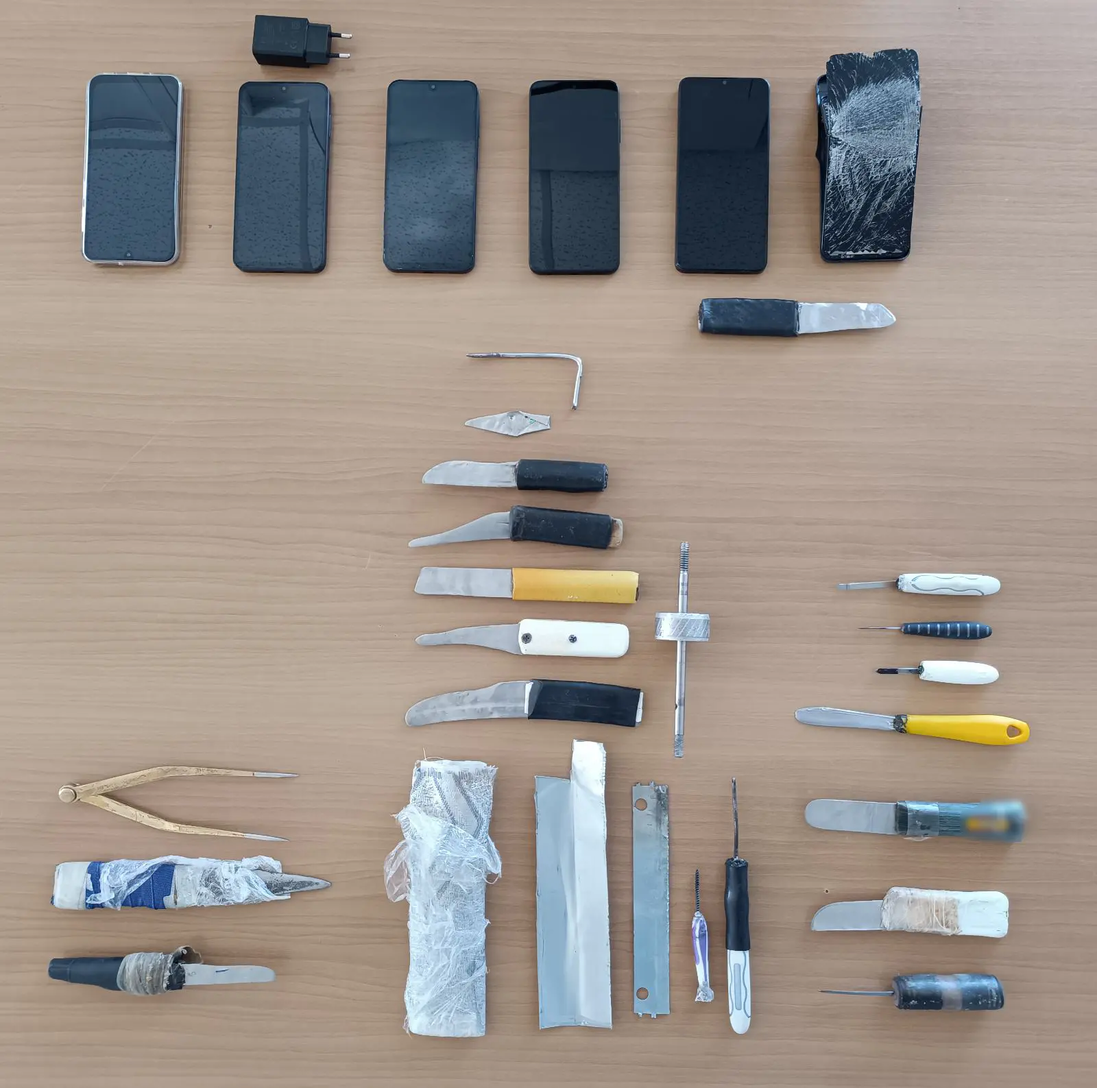 Νέα έφοδος του ελληνικού FBI στις φυλακές Δομοκού – Αυτοσχέδια μαχαίρια, μεταλλικές λάμες και κινητά στα κελιά