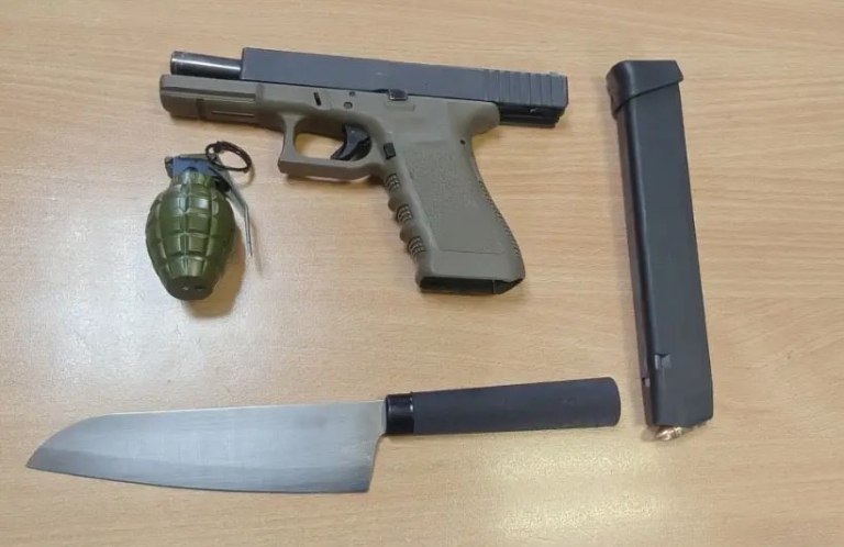 Μοσχάτο: 33χρονος εντοπίστηκε να οδηγεί με όπλο, σφαίρες, χειροβομβίδα ρέπλικα και 7.500 ευρώ