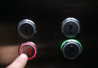 Οι πολίτες γερνάνε και χρειάζονται… ασανσέρ – Πώς η δημογραφική κρίση θα αυξήσει τη ζήτηση