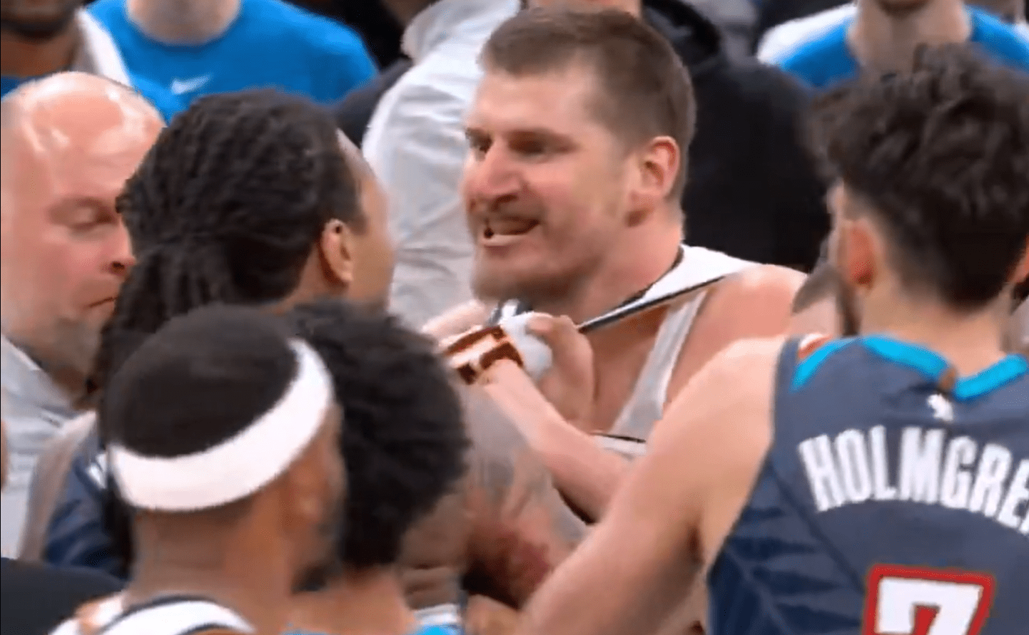 «Τρελάθηκε» ο Γιόκιτς: Έκανε «ντου» στη μισή ομάδα των Θάντερ (vid)