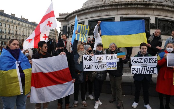 Παρίσι: Διαδήλωση υποστήριξης στην Ουκρανία, ενόψει της συμπλήρωσης τεσσάρων ετών από την έναρξη του πολέμου