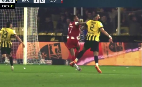 «Ξεκάθαρο πέναλτι στον Αντρέ Λουίζ από τον Μουκουντί» – Όλοι οι τηλεκριτικοί διαιτησίας συμφωνούν (vid)