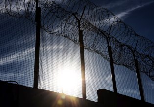 Συνελήφθη ο αρχιφύλακας στις φυλακές του Δομοκού για συνέργεια στη δολοφονία του ισοβίτη