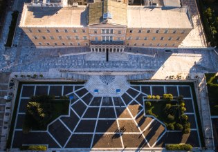 Ποιους θεσμούς εμπιστεύονται οι Έλληνες και τι βλέπουν ως «απειλή» για τη Δημοκρατία