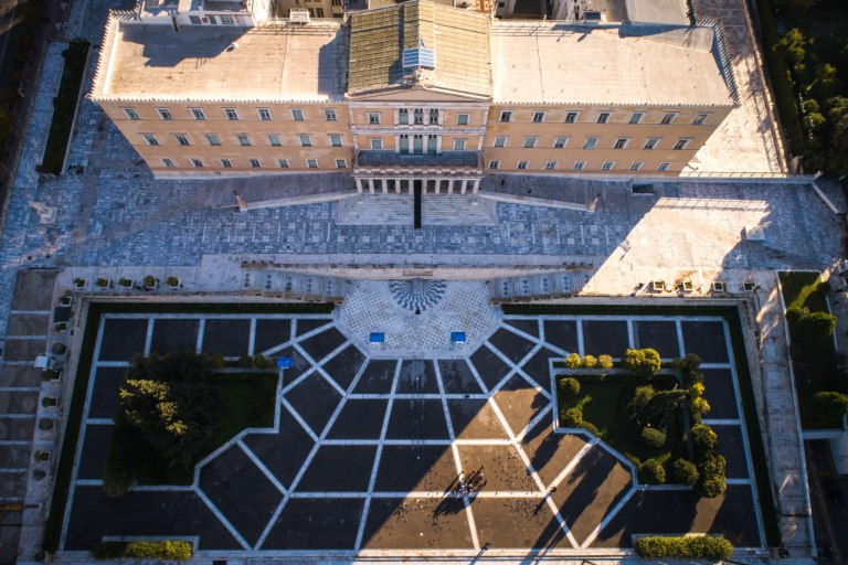 Ποιους θεσμούς εμπιστεύονται οι Έλληνες και τι βλέπουν ως «απειλή» για τη Δημοκρατία