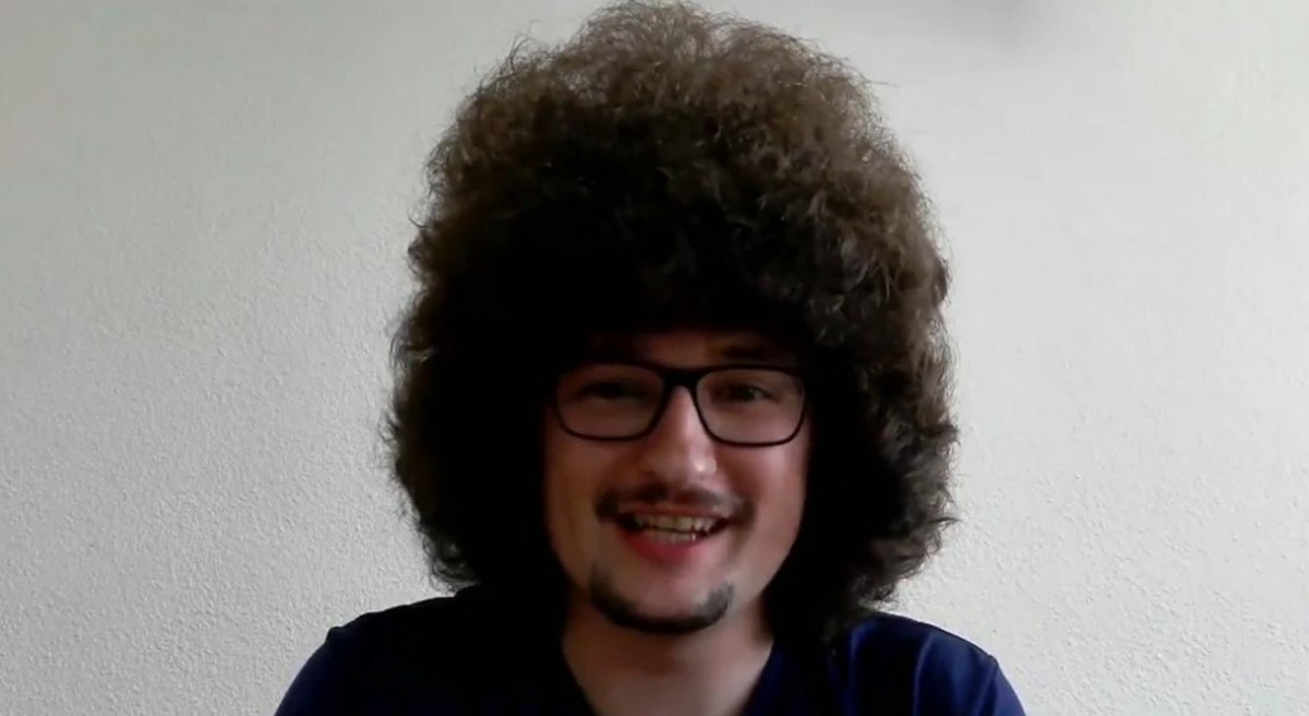 Έτοιμος να κλείσει ραντεβού για κούρεμα: Ο οπαδός της Γιουνάιτεντ είναι μία νίκη μακριά και «σπάει» τη σιωπή του!