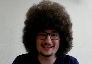 Έτοιμος να κλείσει ραντεβού για κούρεμα: Ο οπαδός της Γιουνάιτεντ είναι μία νίκη μακριά και «σπάει» τη σιωπή του!