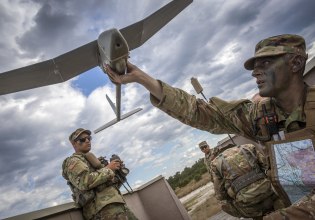 ΗΠΑ και Κίνα αρνήθηκαν να υπογράψουν διακήρυξη για τη στρατιωτική χρήση της ΑΙ