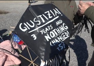 Τέμπη: Μαθητές από εννέα χώρες στο σημείο της τραγωδίας – Κρέμασαν μαύρους χαρταετούς με το μήνυμα «Δικαιοσύνη»