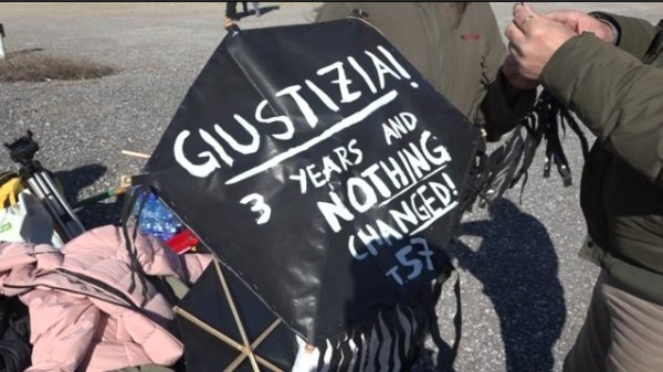 Τέμπη: Μαθητές από εννέα χώρες στο σημείο της τραγωδίας – Κρέμασαν μαύρους χαρταετούς με το μήνυμα «Δικαιοσύνη»