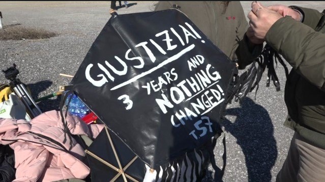 Τέμπη: Μαθητές από εννέα χώρες στο σημείο της τραγωδίας – Κρέμασαν μαύρους χαρταετούς με το μήνυμα «Δικαιοσύνη»