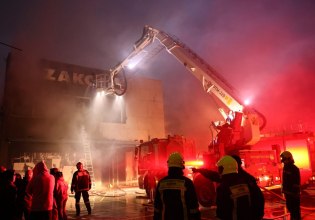 Σπάτα: Υπό μερικό έλεγχο η φωτιά σε αποθήκη εταιρείας με αθλητικά είδη – Μεγάλη καταστροφή