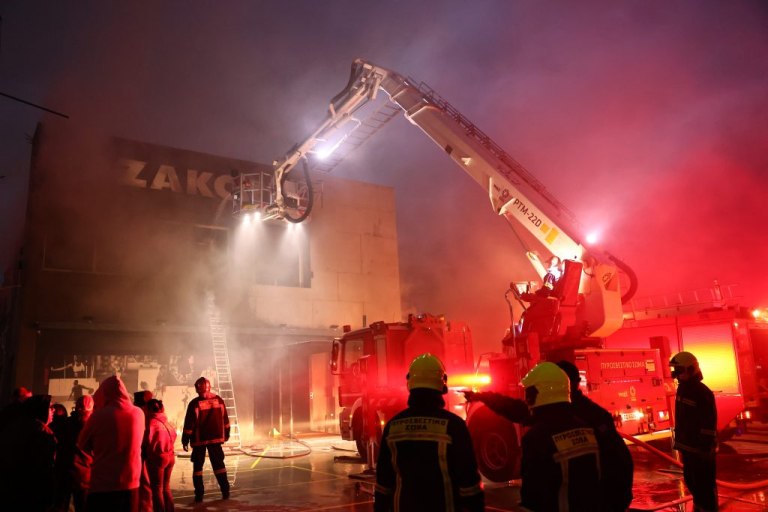 Σπάτα: Υπό μερικό έλεγχο η φωτιά σε αποθήκη εταιρείας με αθλητικά είδη – Μεγάλη καταστροφή